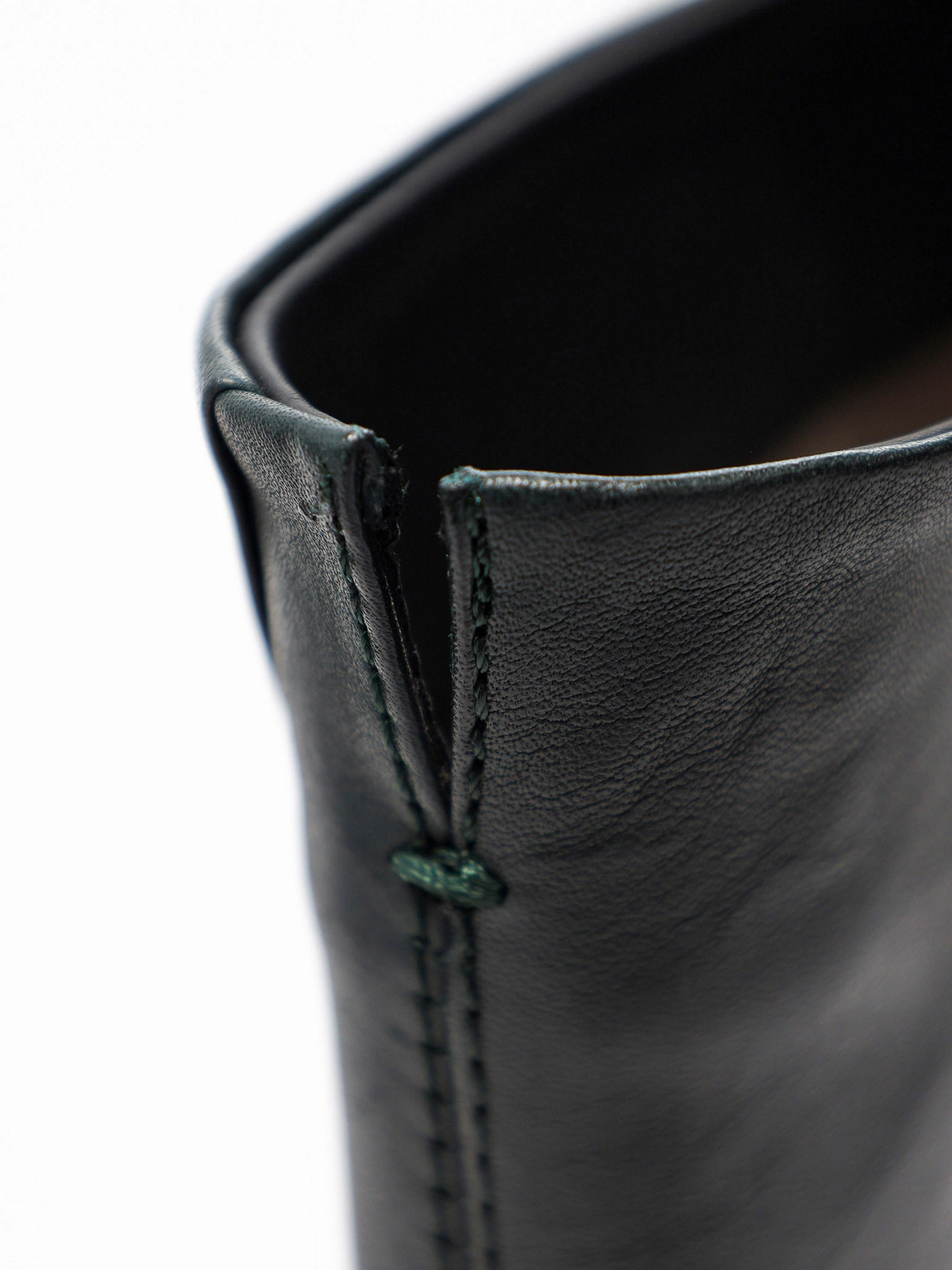 Ботинки темно-зеленого цвета на рельефной подошве